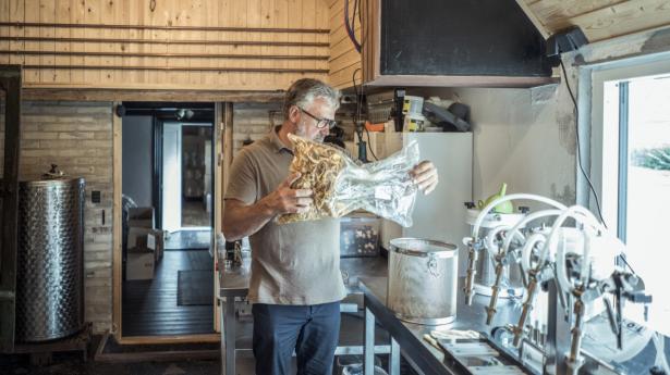 Hans Sjursen gør tørrede citrusfrugter klar til en omgang gin. Foto: Michael Drost-Hansen