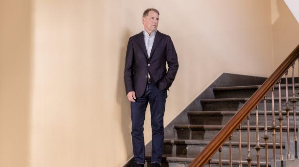 Direktør Jan Roelsgaard, Dat-Schaub, kniber sig ind i mellem i armen – så godt går det. Men det ser sværere ud næste år, advarer han. Foto: Esther Kofoed Sørensen