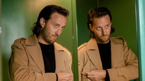 Journalist og TV-vært Esben Bjerre, har igennem sit liv også lavet en del investeringer. Senest i gardinbutikken Arne Aksel. Foto: Esther Kofoed Sørensen