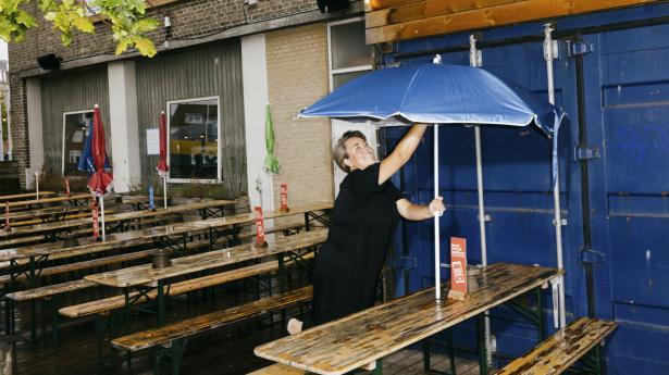 “Vi havde jo ikke penge til markedsføring, så vi havde egentligt regnet med, at vi skulle starte stille og roligt, men det eksploderede bare fra dag et,” siger Britt Vorre. Foto: Tobias Nicolai