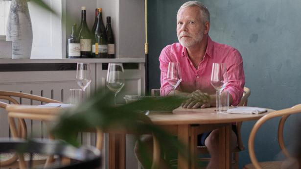 Teaterchef på Det Kongelige Teater Morten Kirkskov fotograferet på restaurant Admiralgade 26, hvor han både holder af maden, indretningen og af at lytte til, hvad der sker ved nabobordet. Foto: Brage Borup