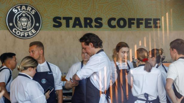 Amerikanske Starbucks har forladt Rusland, men er i Moskva genopstået som russiske “Stars Coffee”. Foto: Maxim Shemetov/Reuters/Ritzau Scanpix