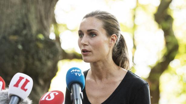 Stemmen dirrede, da Sanna Marin sidste år måtte holde pressemøde for at italesætte lækkede festvideoer, hvor hun danser. Arkivfoto: Lehtikuva/Reuters/Ritzau Scanpix