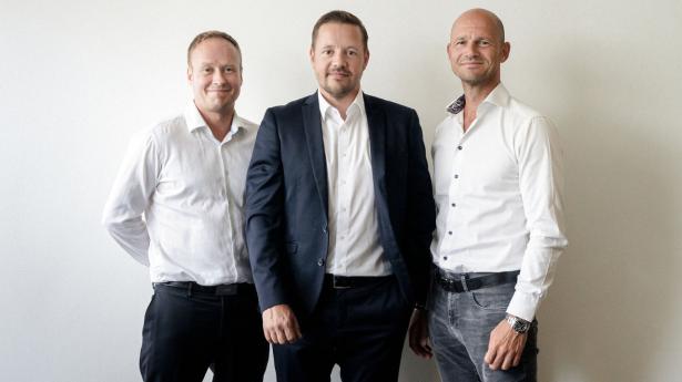 Christian Tornberg, partner i Din Forsikringsmægler (tv.), Lars Kortegaard, adm. direktør i Din Forsikringsmægler og Søren Christensen, partner i Din Forsikringsmægler (th.) Foto: Brage Borup