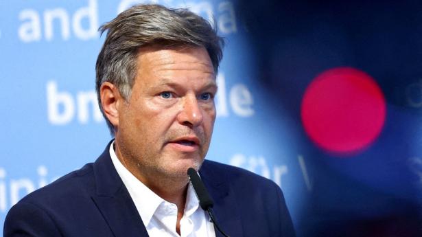 Tysklands økonomi- og klimaminister Robert Habeck vil have en femte flydende terminal til modtagelse af stærkt nedkølet, flydende LNG-gas. Den første terminal ventes klar omkring årsskiftet. Foto: Lisi Niesner/Reuters/Ritzau Scanpix