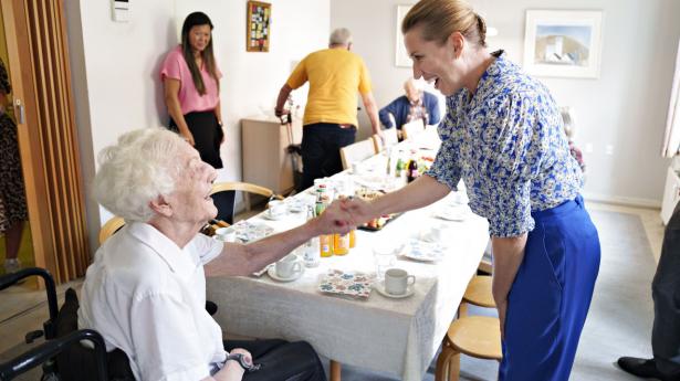 Statsminister Mette Frederiksen besøgte bl.a. plejehjem og sygehus på sin jyllandstur. Foto: Henning Bagger/Ritzau Scanpix