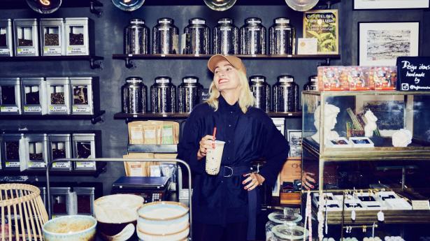 Marie Louise Tüxen besøger sit lokale tehus ugentligt for at købe bubble tea. Foto: Thomas Nielsen