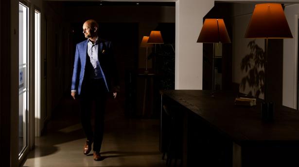 “Jeg vil gøre en forskel. Jeg er driftig, og jeg tror, mange virksomhedsejere har det sådan. Det begyndte at være svært bare at holde fokus på hjemlige opgaver, jeg havde sat mig. Jeg kunne da godt rydde op i skuret, men hvorfor egentligt? hvorfor skulle jeg?” siger Peter Frentz om tiden efter sin tilbagetræden. Foto: Simon Fals