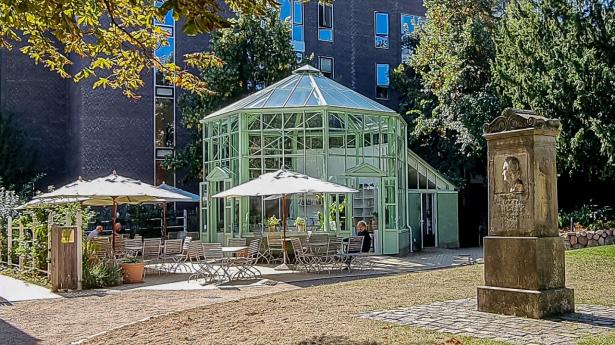 Orangeriet ligger i Bakkehusets have nær Valby Bakke.