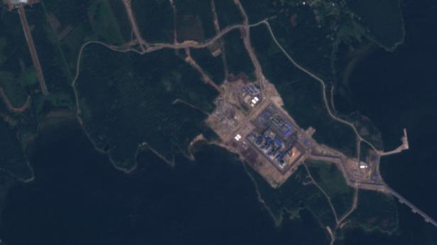 Kigger man godt efter, kan man på dette satellitbillede fra Copernicus se en gasflamme fra Porotvaya-stationen tæt på den russiske grænse til Finland. Foto: Copernicus Sentinel-2 Imagery European Union/Reuters/Ritzau Scanpix