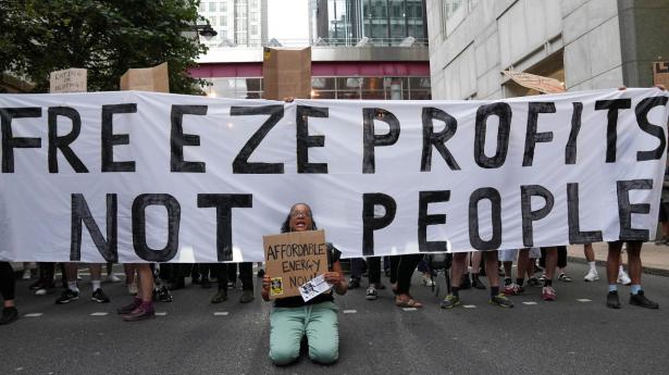 Demonstranter blokerede fredag vejen ude foran hovedkvarteret for det britiske energitilsyn, som har hævet loftet for energiselskabernes maksimum-opkrævning med 80 pct. Foto: Maja Smiejkowska/Reuters/Ritzau Scanpix
