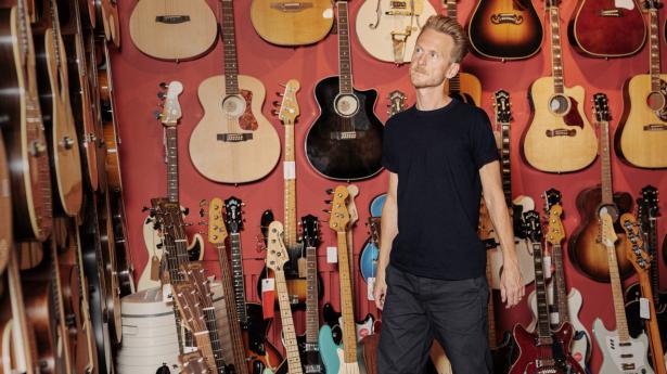 Huxi Bach er taget i Akustikken i Bagerstræde for at hente sin guitar, der har været tre måneder på værksted, efter at tvillingerne havde hoppet på den. Foto: Brage Borup