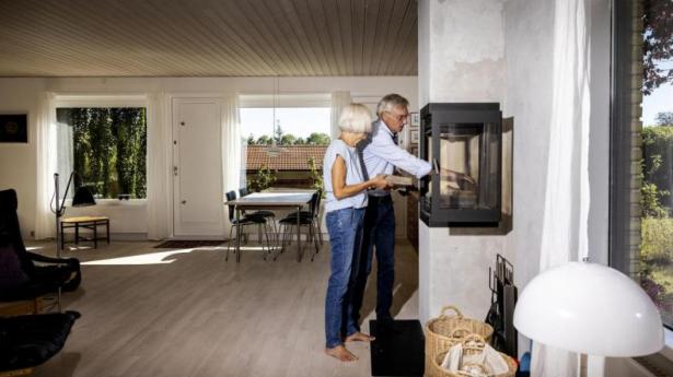 Christian Glahder og Jette Sommer fra Allerød bor i hus med gasfyr, men vil klare sig igennem med brænde og ved at spare på energien, så de ikke behøver at udskyde regninger. Arkivfoto: Simon Fals