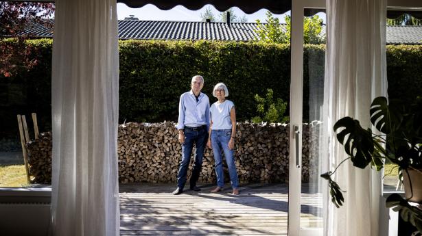 Christian Glahder og Jette Sommer har købt overt fem kubikmeter brænde før en vinter, hvor gasregningen står til at blive mangedoblet. Foto: Simon Fals