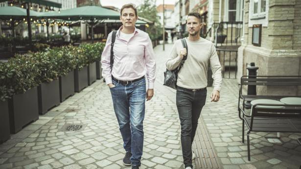 “Inden det blev åbenlyst, at Anders ville lave så stor en succes, så var jeg også kritisk omkring hans måde at gøre det på. I dag har jeg det sådan, det var måske meget godt. Der blev skabt Godt Smil, som er på vej til at få 1000 medarbejdere – sådanne virksomheder har Danmark ikke lavet mange af,” siger Martin Bjergegaard (t.v.). Foto: Michael Drost-Hansen