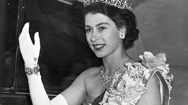 Dronning Elizabeth fotograferet i 1951 - omkring et år før, hun satte sig på tronen. Arkivfoto: AFP/Ritzau Scanpix