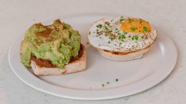 Brunchkortet byder på bl.a. engelsk muffin med avocado og spejlæg.
