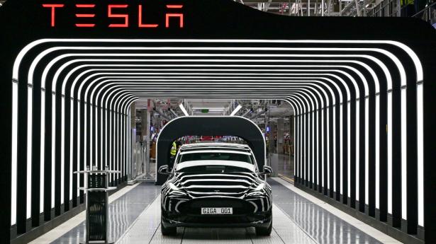 Elbilproducenten Tesla er på eksklusionslisten hos flere danske pensionsselskaber. Nu har også AL Invest solgt ud af Tesla-aktier. Arkivfoto: Pool/Reuters/Ritzau Scanpix