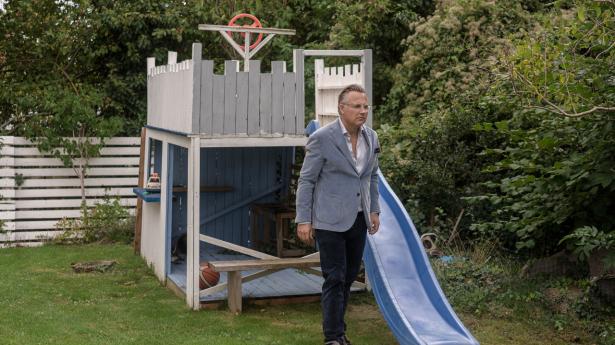 Diamanthandleren Ulrik Hartmann fik for fem år siden en efternøler med en energi, som ”giver ham kamp til stregen”, og han kæmper med at finde balancen mellem sit arbejds- og privatliv. Fotos: Esther Kofoed Sørensen