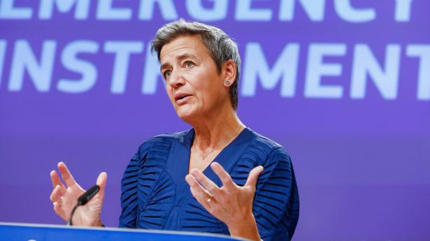 Vestager præsenterede mandag et omstridt forslag til et nyt kriseinstrument, som både lande og organisationer har advaret mod. Foto: Stephanie Lecocq/EPA/Ritzau Scanpix