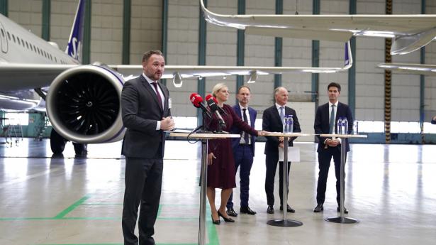 Klimaminister Dan Jørgensen, transportminister Trine Bramsen, skatteminister Jeppe Bruus, Simon Pauck Hansen, formand for klimapartnerskab for luftfart og koncerndirektør i SAS samt adm. direktør for Københavns Lufthavn Thomas Woldbye præsenterer regeringens nye udspil “Grøn luftfart for alle” ved et pressemøde i Københavns Lufthavn. Foto: Liselotte Sabroe/Ritzau Scanpix