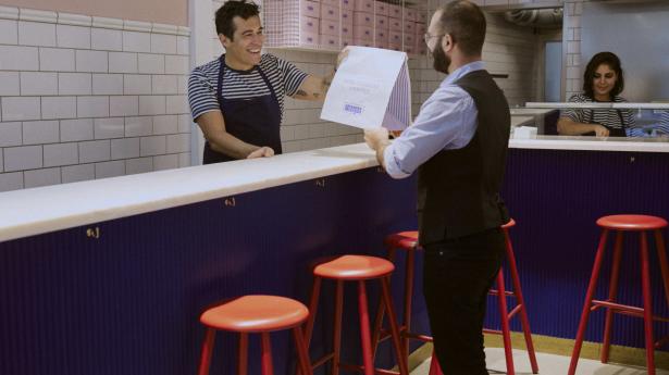 Nikolas Strangas langer takeaway over disken i Gothersgade.