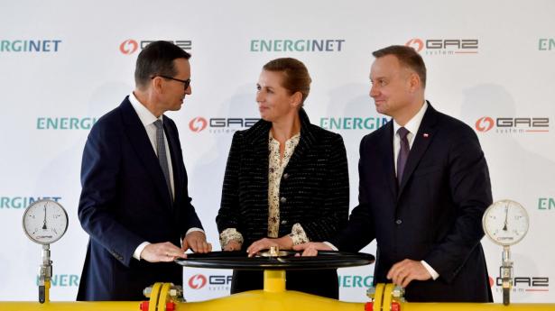 Polens premierminister, Mateusz Morawiecki, Mette Frederiksen og Polens præsident, Andrzej Duda, åbnede tirsdag en rørledning, der skal skaffe norsk gas til Europa. Foto: Ritzau Scanpix/AFP