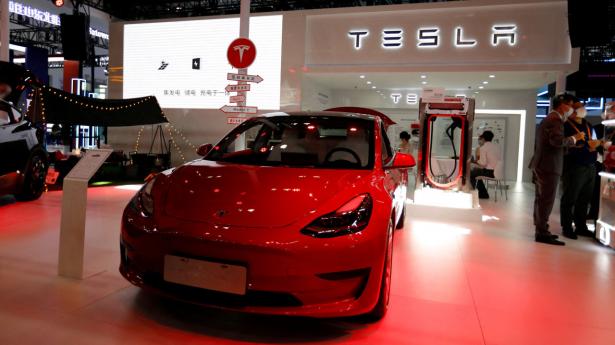 Kina er det land, hvor en Tesla er billigst. Her er en model udstillet i den kinesiske hovedstad, Beijing. Arkivfoto: Florence Lo/Reuters/Ritzau Scanpix