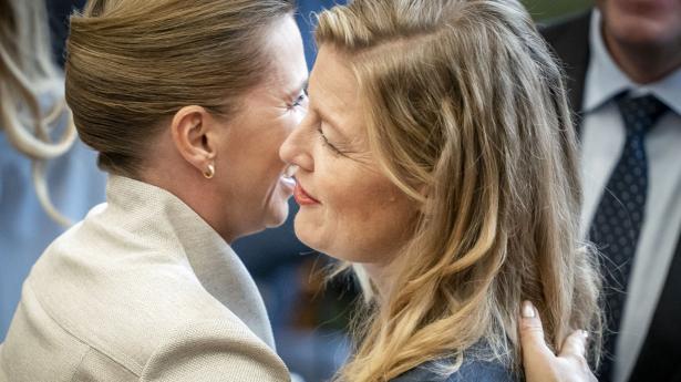 Sofie Carsten Nielsen (R) og statsminister Mette Frederiksen (S) uddeler krammere til hinanden, inden Folketingets åbning. Foto: Mads Claus Rasmussen/Ritzau Scanpix