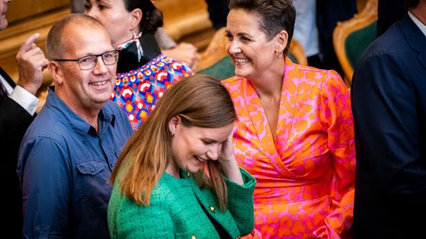 Enhedslistens Peder Hvelplund og Mai Villadsen samt SF’s Pia Olsen Dyhr har udtrykt undren over, at Socialdemokratiet går til valg på en regering hen over midten, når statsministeren selv har sagt, at en grøn fremtid kræver et rødt flertal. Foto: Ida Marie Odgaard/Ritzau Scanpix