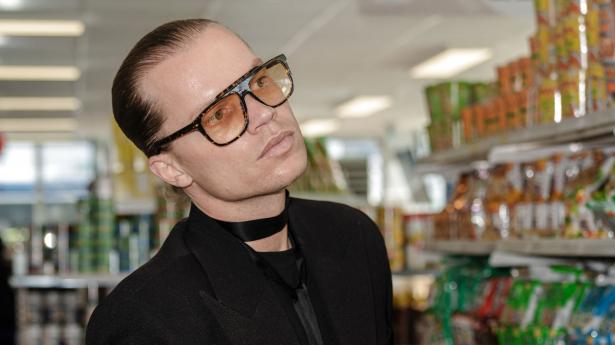 Chili, gomadressing, limejuice og ingefærslik er ofte på indkøbslisten, når Soeren Le Schmidt handler ind i det thailandske supermarked på Istedgade. Foto: Esther Kofoed Sørensen