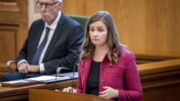 Politiske ordfører Mai Villadsen, som her ses under Folketingets åbningsdebat 6. oktober, måtte i lørdags indskærpe Enhedslistens linje i sagen om regeringens Rwanda-planer. Foto: Mads Claus Rasmussen/Ritzau Scanpix