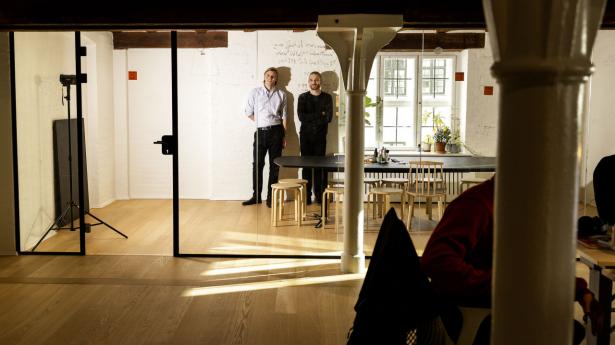 Virksomheden Matter, der er stiftet af Emil Stigsgaard Fuglsang (th) og Niels Fibæk- Jensen (tv), laver bæredygtighedsrapportering, og en stor del af deres succes skabes i Singapore. Foto: Simon Fals