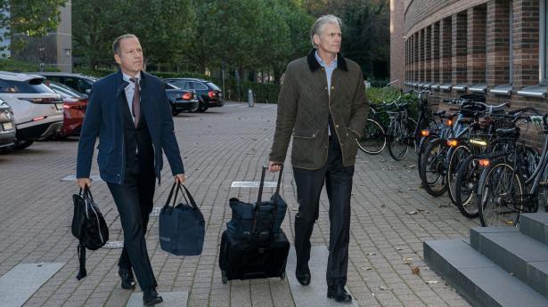 Thomas Borgen (th) ses her med sin ene advokat Peter Schradieck (tv). De er på vej til retten i Lyngby mandag morgen. Foto: Esther Kofoed Sørensen