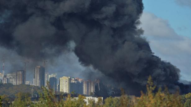 Ukraines hovedstad Kyiv blev mandag morgen ramt af missilangreb for første gang i flere måneder. Foto: Stringer/Reuters/Ritzau Scanpix