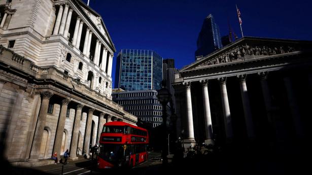 En af Londons karakteristiske røde busser passerer Bank of England, der igen hæver renten på trods af udsigt til recession. Arkivfoto: Hannah McKay/Reuters/Ritzau Scanpix