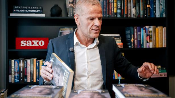 Lars Findsen signerer sin nye bog "Spionchefen - Erindringer fra celle 18" torsdag i København. Foto: Emil Helms/Ritzau Scanpix