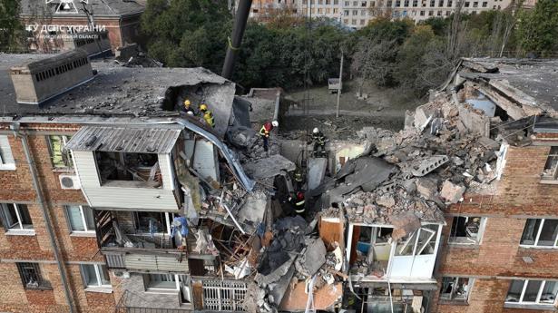 Ukraine mangler flere antiluftskytssystemer for at stoppe missilangreb som dette i Mykolajiv. Foto: State Emergency Service Of Ukraine/Reuters/Ritzau Scanpix