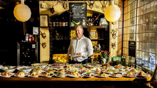 Frank Due har haft sin faste plads bag buffeten i over 20 år. Foto: Simon Fals.