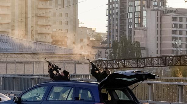 Ukrainske politikfolk i Kyiv skyder efter en iransk fremstillet Shahed 136-drone. Foto: Stringer/Reuters/Ritzau Scanpix