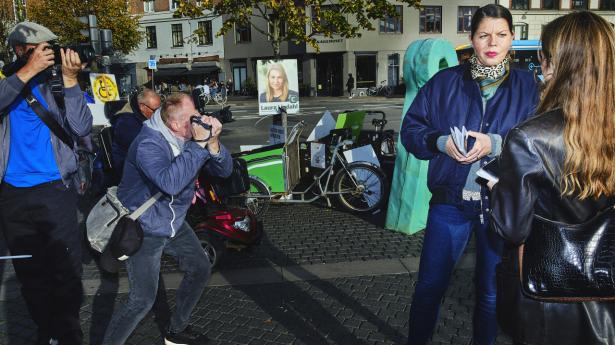 Alternativets politiske leder, Franciska Rosenkilde, møder vælgere ved Nørrebros Runddel. Foto: Magnus Møller