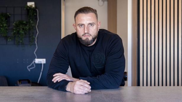 Fra sin toværelses lejlighed begyndte Martin Dinesen i 2016 at sælge færdiglavede måltider til sine venner for at supplere sin SU. Før det havde han arbejdet som kok i fire år. Foto: Esther Kofoed Sørensen