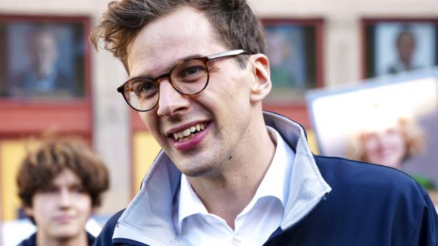 Formand for Liberal Alliance Alex Vanopslagh deler valgmateriale ud på Klostertorvet i Aarhus tirsdag den 25. oktober 2022.. (Foto: Bo Amstrup/Ritzau Scanpix)
