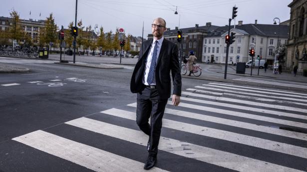 Piet Haines Christiansen, chefanalytiker i Danske Bank, vil følge lønudviklingen i Europa tæt det kommende år. Den bliver nemlig afgørende for inflationsudsigterne, siger han. Foto: Simon Fals