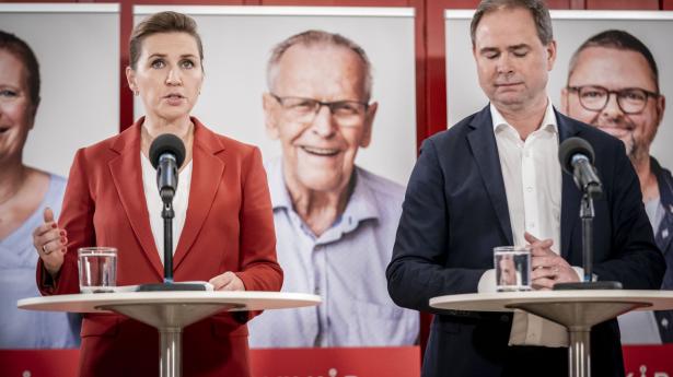 Statsminister Mette Frederiksen og finansminister Nicolai Wammen præsenterer Socialdemokratiets lønudspil. Foto: Mads Claus Rasmussen/Ritzau Scanpix