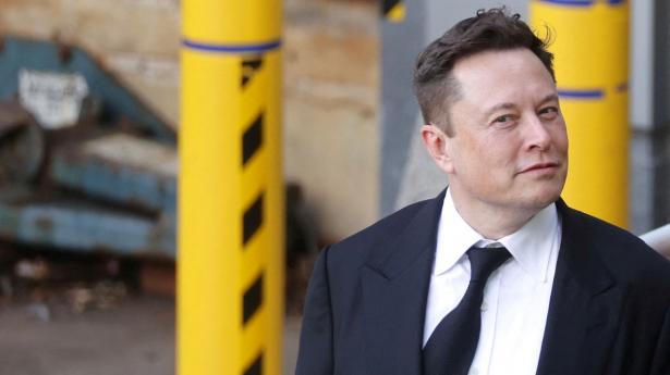 For ca. tre uge siden købte verdens rigeste mand, Tesla-stifter Elon Musk, det sociale medie Twitter for 44 mia. dollar, svarende til ca. 330 mia. kr. Det skete efter måneders tovtrækkeri. Siden handlen er der sket flere omdiskuterede ting hos Twitter. Arkivfoto: Jonathan Ernst/Reuters/Ritzau Scanpix