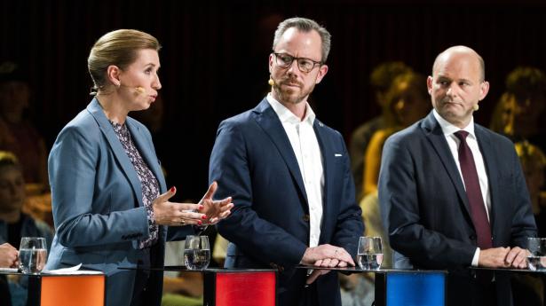 Mette Frederiksen (S), Jakob Ellemann-Jensen (V) og Søren Pape Poulsen (K) kan notere sig udsigten til det ringeste valg for de fire gamle partier, der foruden de tre partier også tæller De Radikale. Arkivfoto: Martin Sylvest/ Ritzau Scanpix 2022