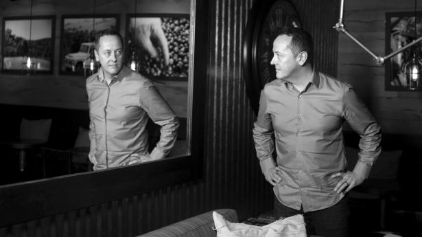 For mange ansatte i Espresso House er det deres første job. Det forpligter ledelsen til at give dem en god første erfaring, mener topchef Anssi Thureson, der selv debuterede på arbejdsmarkedet som postdreng i en tid, hvor ledelsen ikke altid var lige menneskelig. Foto: Esther Kofoed Sørensen