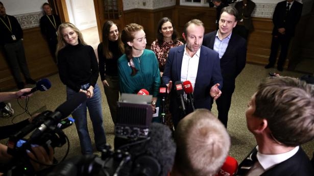På et pressemøde på Christiansborg torsdag aften annoncerede De Radikale, at Martin Lidegaard bliver ny politisk leder og Samira Nawa ny næstformand. Foto: Philip Davali/Ritzau Scanpix