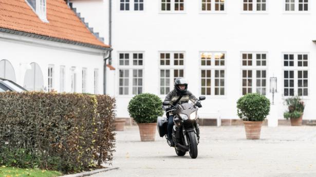 Er en mand på en motorcykel ved Marienborg spændende? Ja, når detaljerne vendes i den politiske bog “Lev med det”, er det virkelig god sladder, er vi nogen, der mener. Foto: Ritzau Scanpix